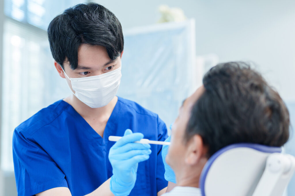 根管治療の診察を受ける人