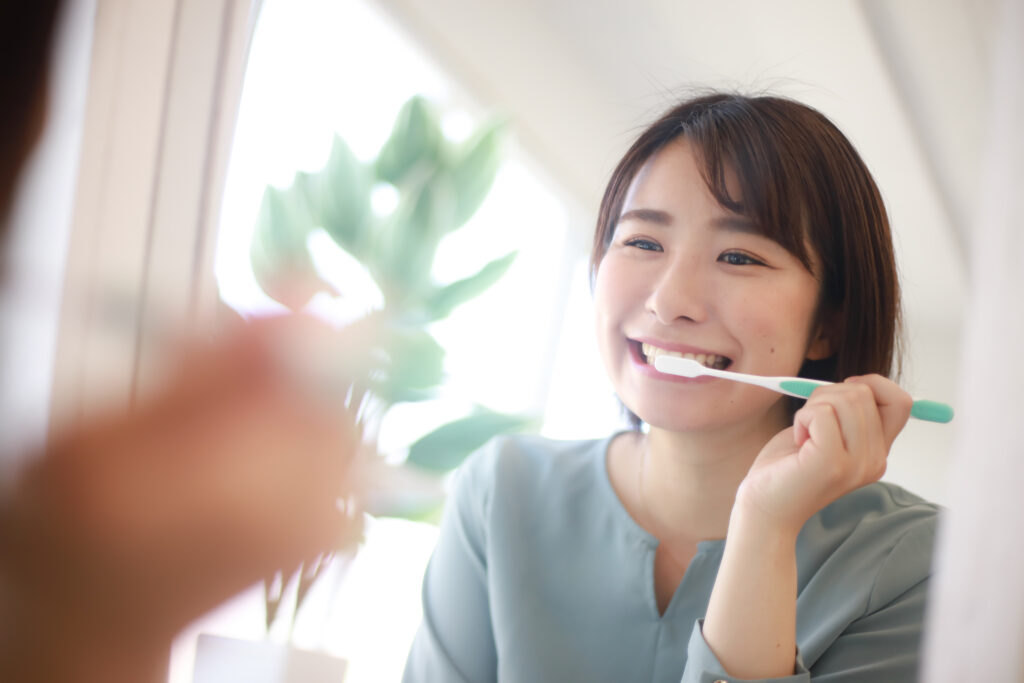虫歯予防として丁寧な歯磨きをしている女性