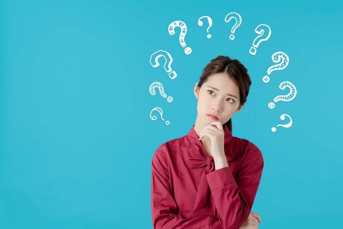 インビザラインとは何かを考えている女性