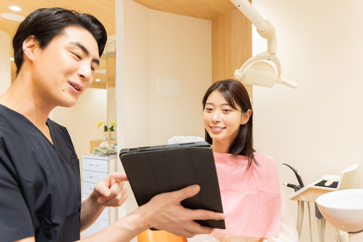 インビザラインの治療プロセスごとにかかる費用を歯科医師と相談している