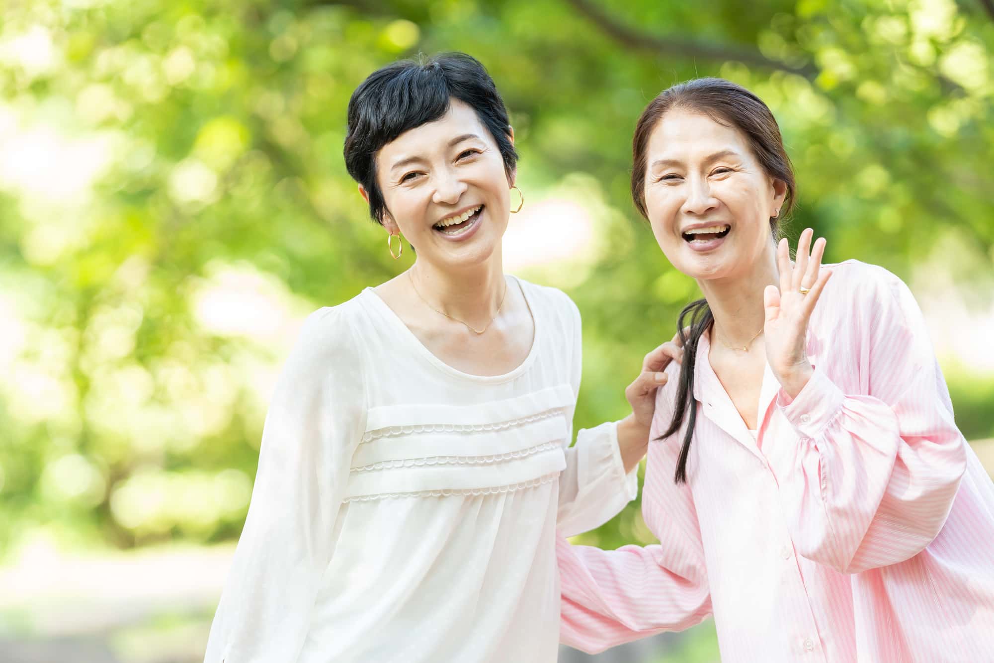 歯周病を治療して口臭がなくなった笑顔の女性達