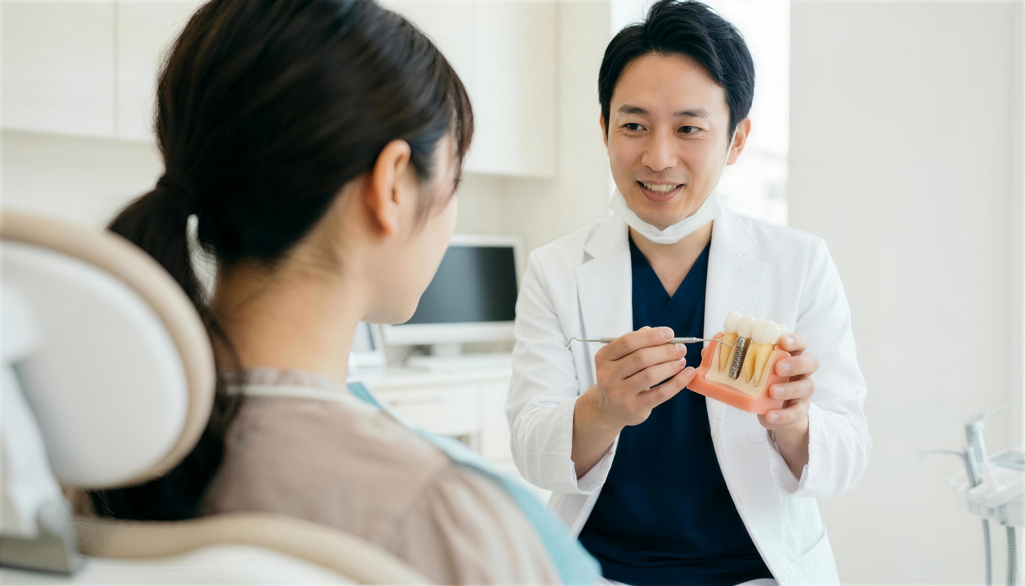 インプラント治療の説明をする歯科医師