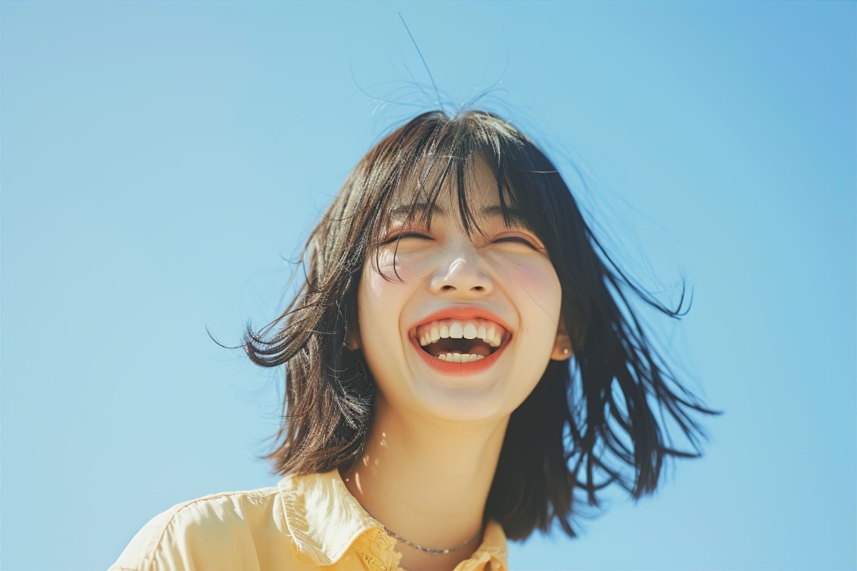 歯列矯正で整った歯並びになった笑顔の女性