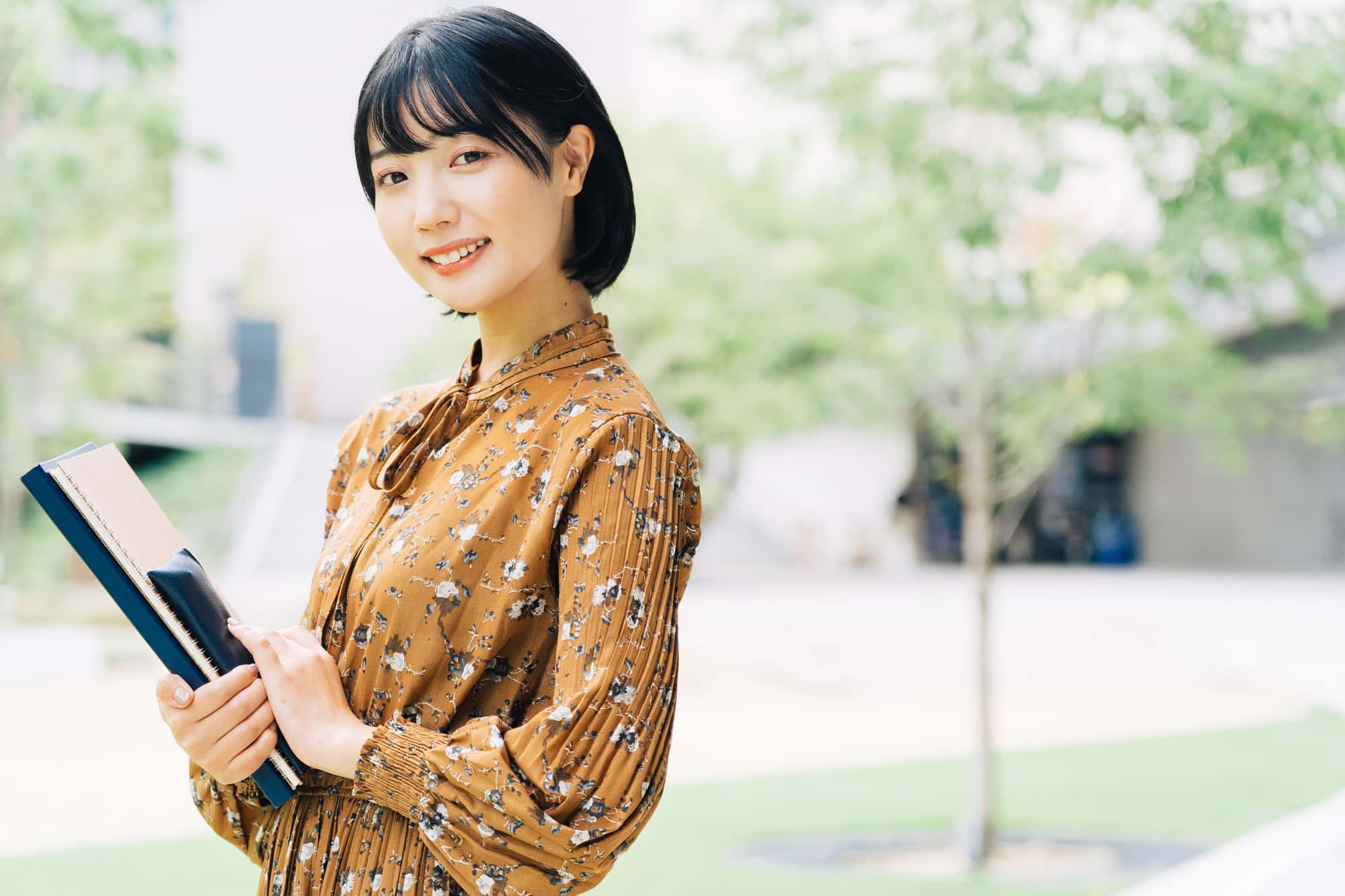 親知らずを適切に処置して満足している笑顔の女性
