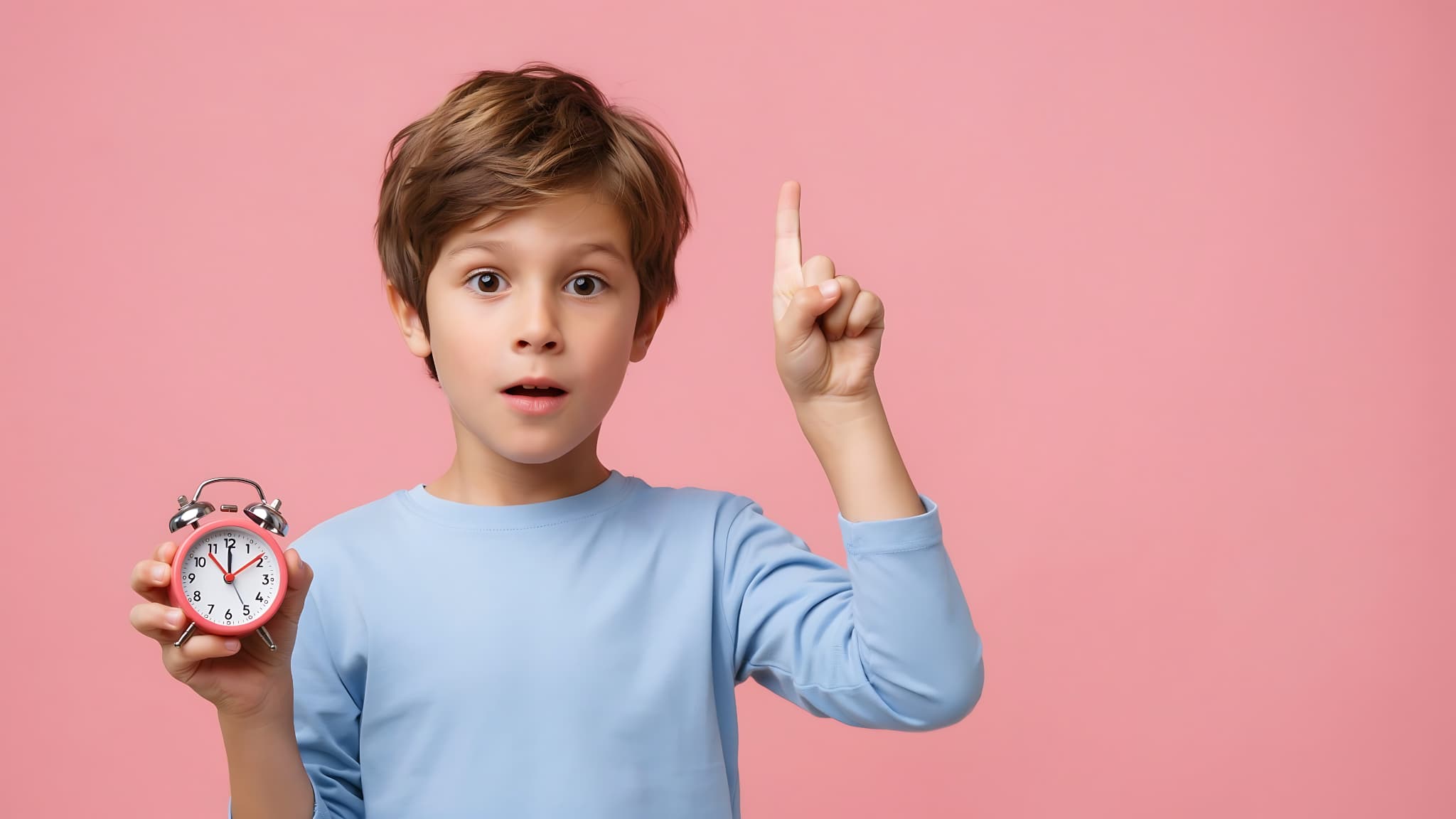 マウスピースの装着時間がふそくすると治療期間が長くなると伝える男の子