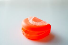 ケースの上に置かれたインビザラインファーストのマウスピース